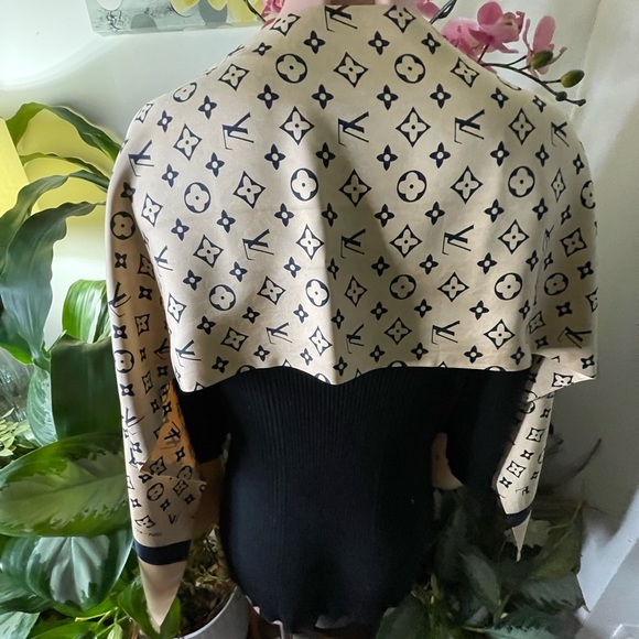 Louis Vuitton Silk Scarf. - Picture 6 of 15